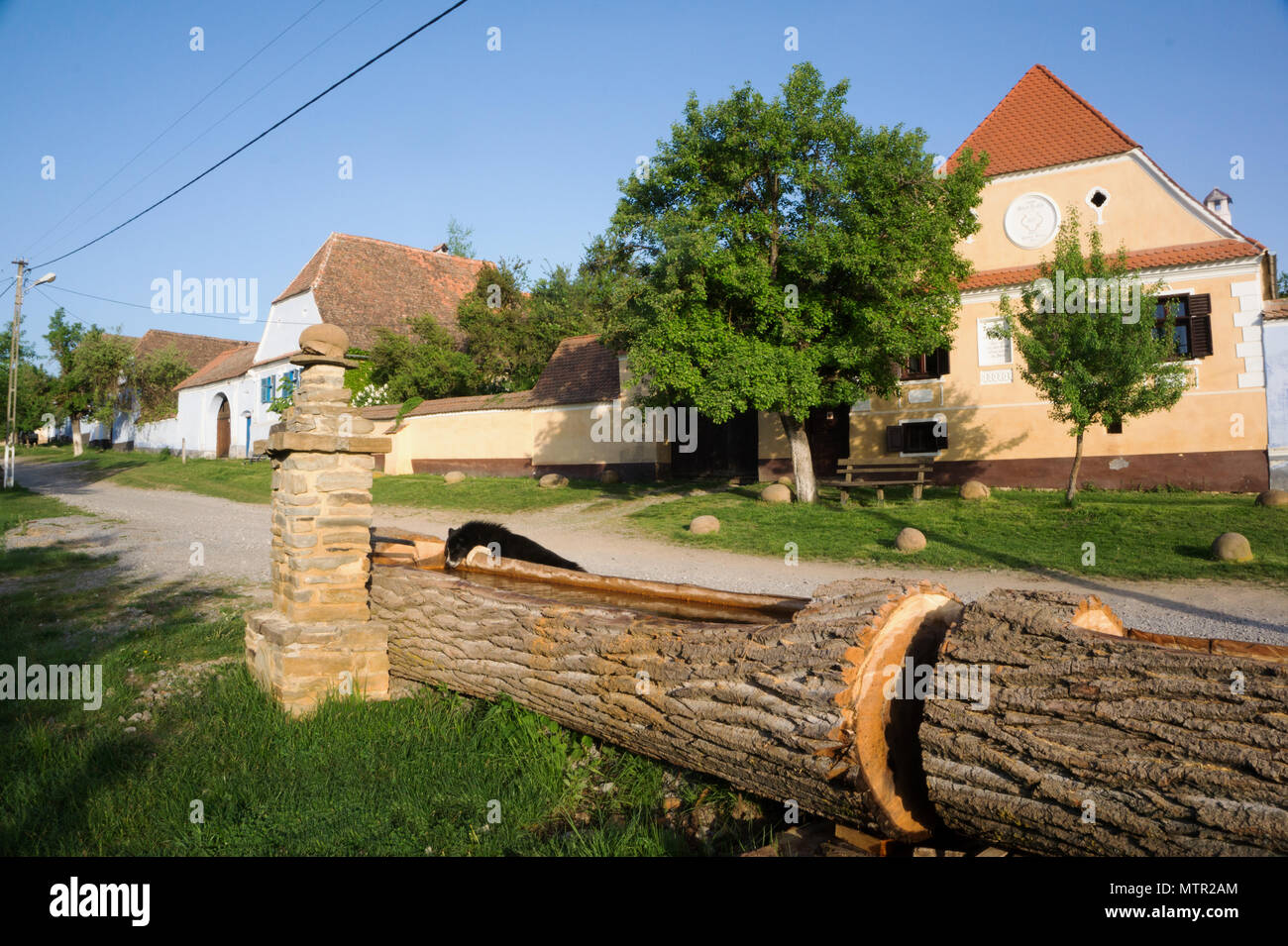 Vista escénica de Patrimonio de la Humanidad por la UNESCO con la histórica arquitectura Viscri Saxon Transilvania Rumania Foto de stock