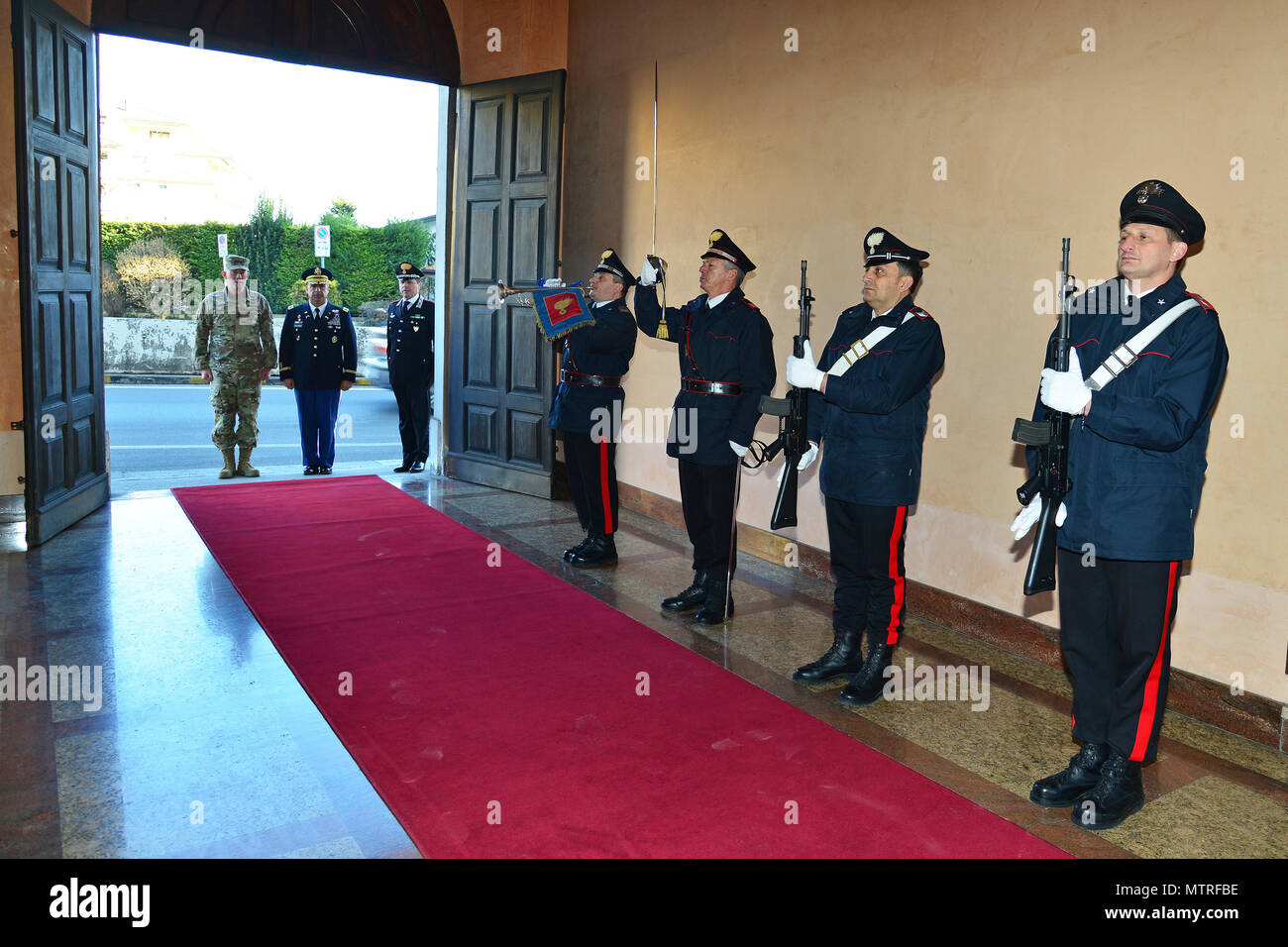 El Teniente General Charles D. Luckey (izquierda), Comandante General del Ejército de EE.UU. Comando de la Reserva del Ejército de los Estados Unidos, el Coronel Darío S. Gallegos (centro), director adjunto y CoESPU y el Coronel Roberto Campana (derecha), jefe de personal, render CoESPU saluda durante la reproducción de los himnos durante la visita al centro de excelencia para unidades de policía de estabilidad (CoESPU) de Vicenza, Italia, 20 de enero de 2017.(EE.UU. Foto del ejército por información visual especialista Paolo Bovo/liberado) Foto de stock