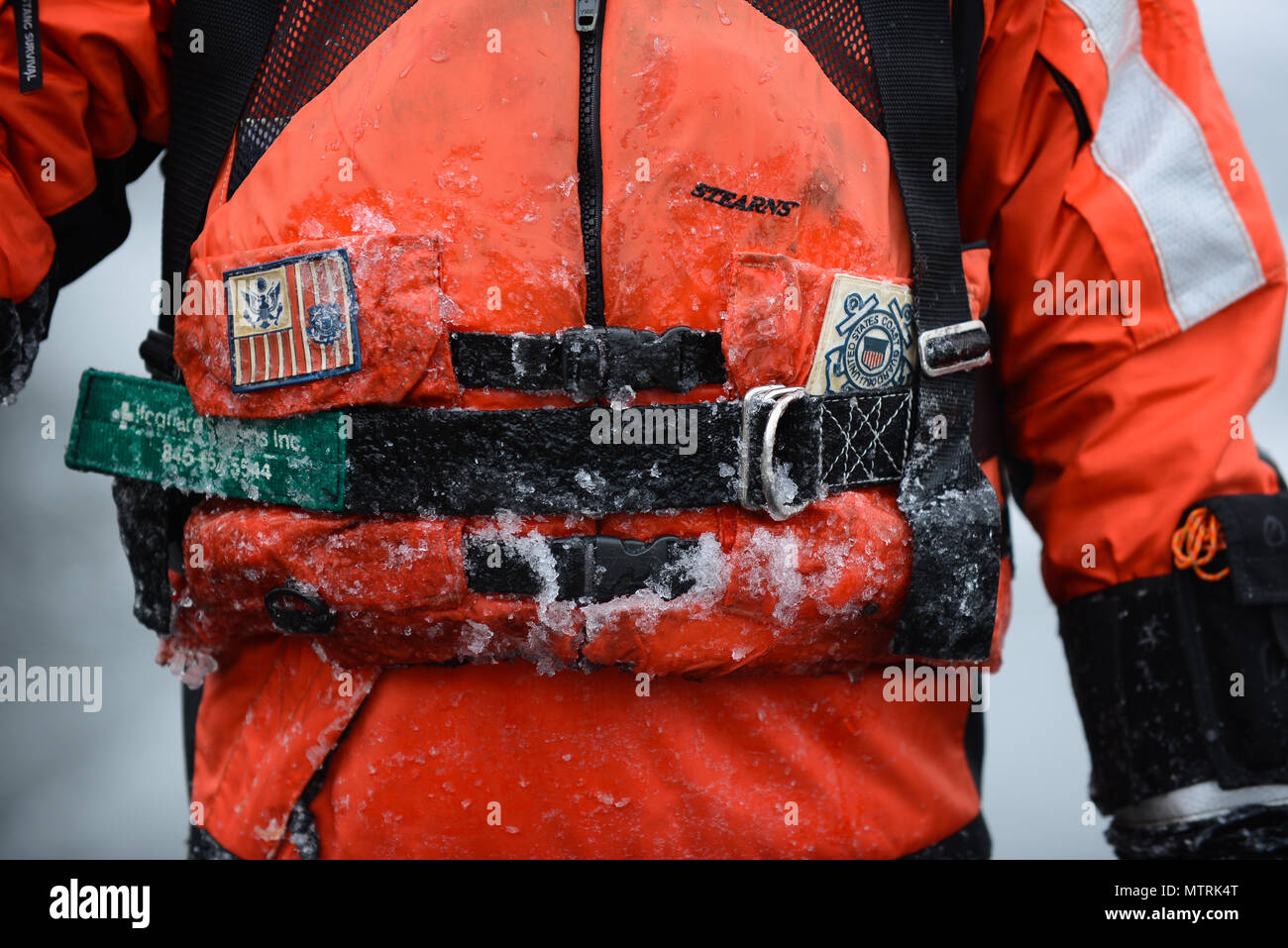 Formas de hielo sobre la marcha de un miembro del equipo de rescate de  hielo, Miércoles, 11 de enero de 2017, en la ciudad de Burlington, Vermont.  Los miembros del equipo Llevar
