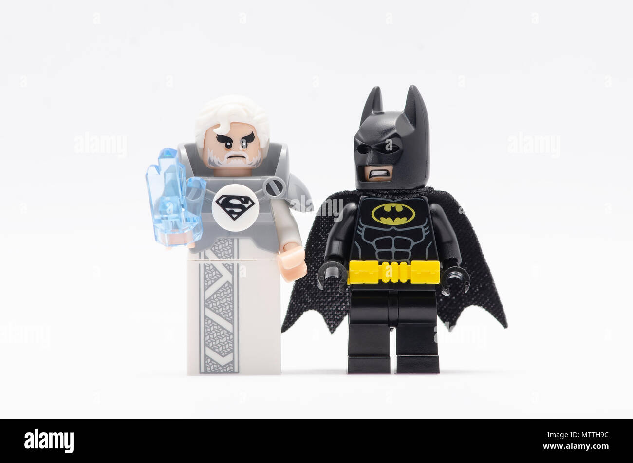 La mini figura de Batman con Jor-El sosteniendo un cristal azul . Lego  minifigures son fabricados por el Grupo Lego Fotografía de stock - Alamy