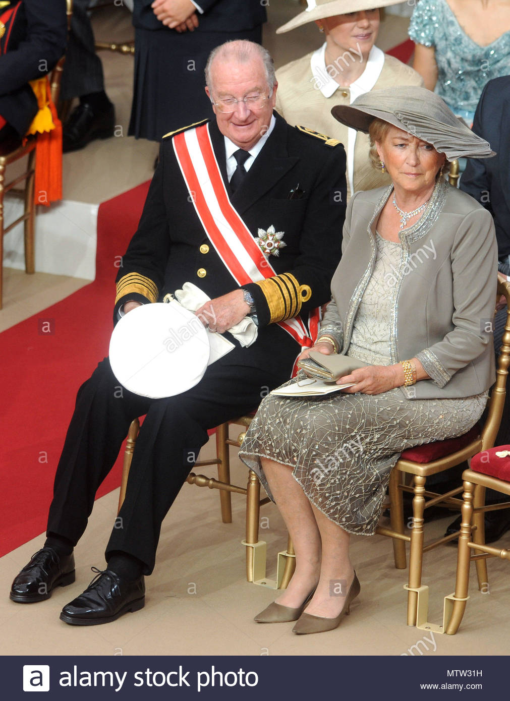 el-rey-alberto-ii-de-belgica-y-la-reina-paola-de-belgica-boda-real-del-principe-alberto-ii-de-monaco-y-charlene-wittstock-en-monte-carlo-ceremonia-religiosa-celebrada-en-el-palacio-del-principe-mtw31h.jpg