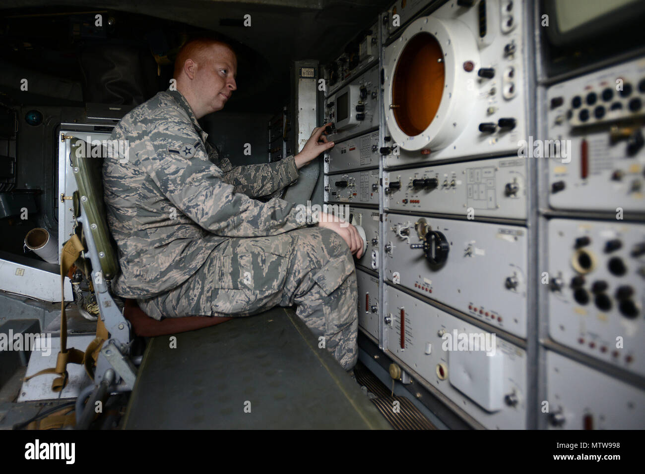 Aviador de la Fuerza Aérea de EE.UU. Jackson galo, 20º Escuadrón de Mantenimiento de componentes de los sistemas de salida de las tripulaciones aprendiz, se sienta dentro de un SA-8 Gecko rodillo iniciador "Tierra" sistema de misiles tierra-aire en la base de la fuerza aérea Shaw, Carolina del Sur, el 20 de enero de 2017. La SAM fue proporcionado para la sesión informativa por parte de la Agencia de Inteligencia de Defensa de Misiles del Centro de Inteligencia Espacial, y la 46ª Escuadrilla de prueba asignado a Eglin AFB, Florida (EE.UU. Foto de la fuerza aérea por Aerotécnico de Primera Clase Kelsey Tucker) Foto de stock