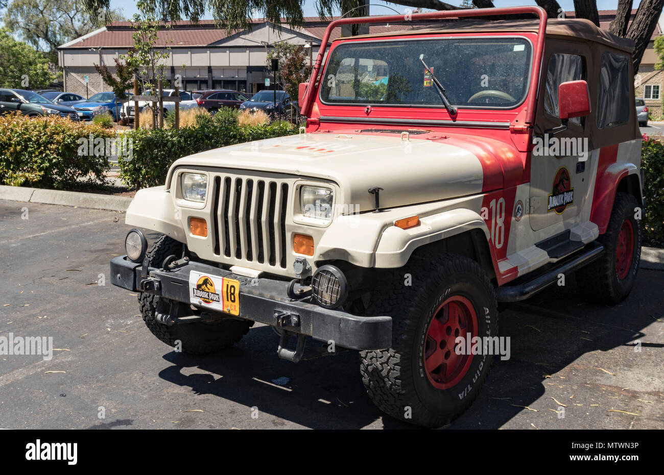 Campbell, California, EE.UU. - Mayo 28, 2018: el Parque Jurásico Jeep Wrangler número 18, como se ha visto en el Parque Jurásico y Jurásico franquicia cinematográfica mundial. Foto de stock