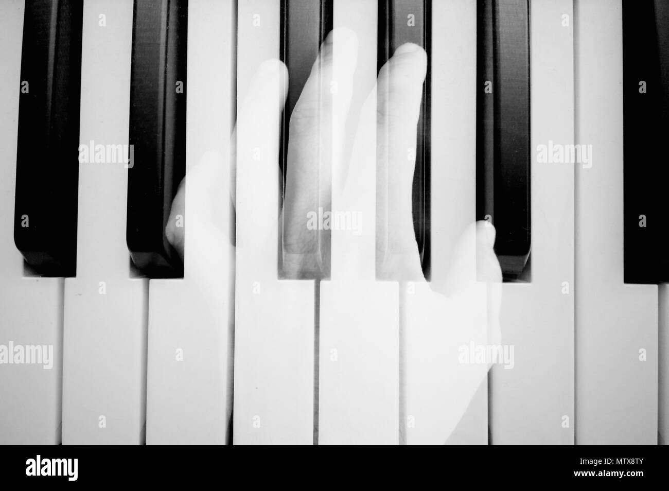 Mobile piano fotografías e imágenes de alta resolución - Alamy