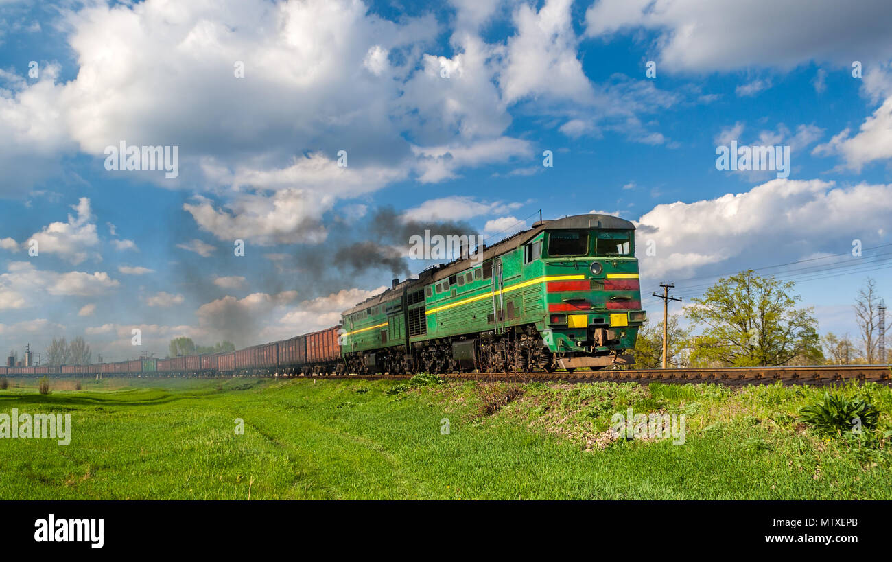 Tren de mercancías pesadas arrastrados por locomotora diesel. Foto de stock