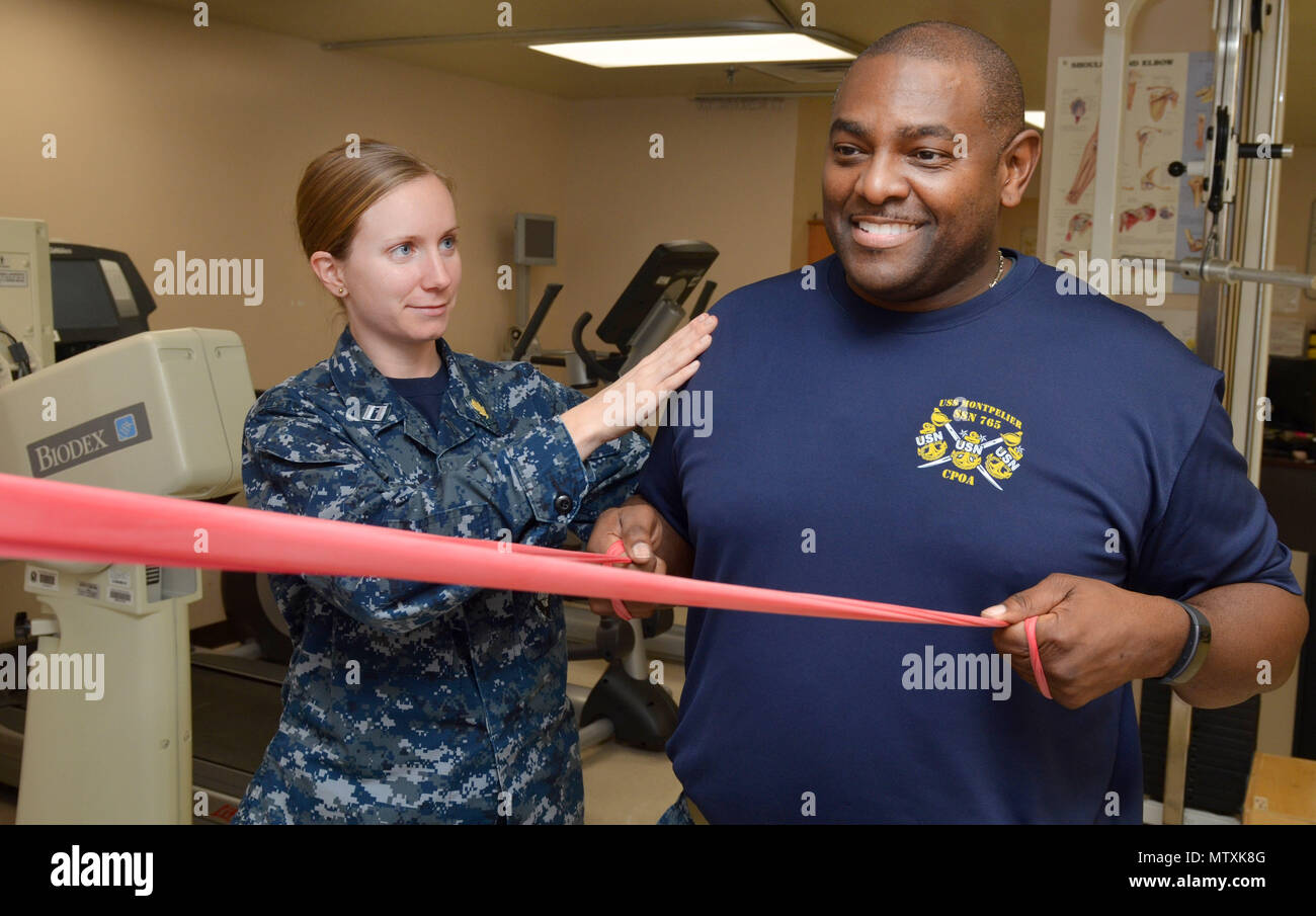 KINGS BAY, Georgia (Ene. 10, 2017) - El teniente Colleen Freeman, un  fisioterapeuta en la Clínica de Salud de rama Naval Kings Bay, lleva a cabo  un ejercicio de fortalecimiento del hombro
