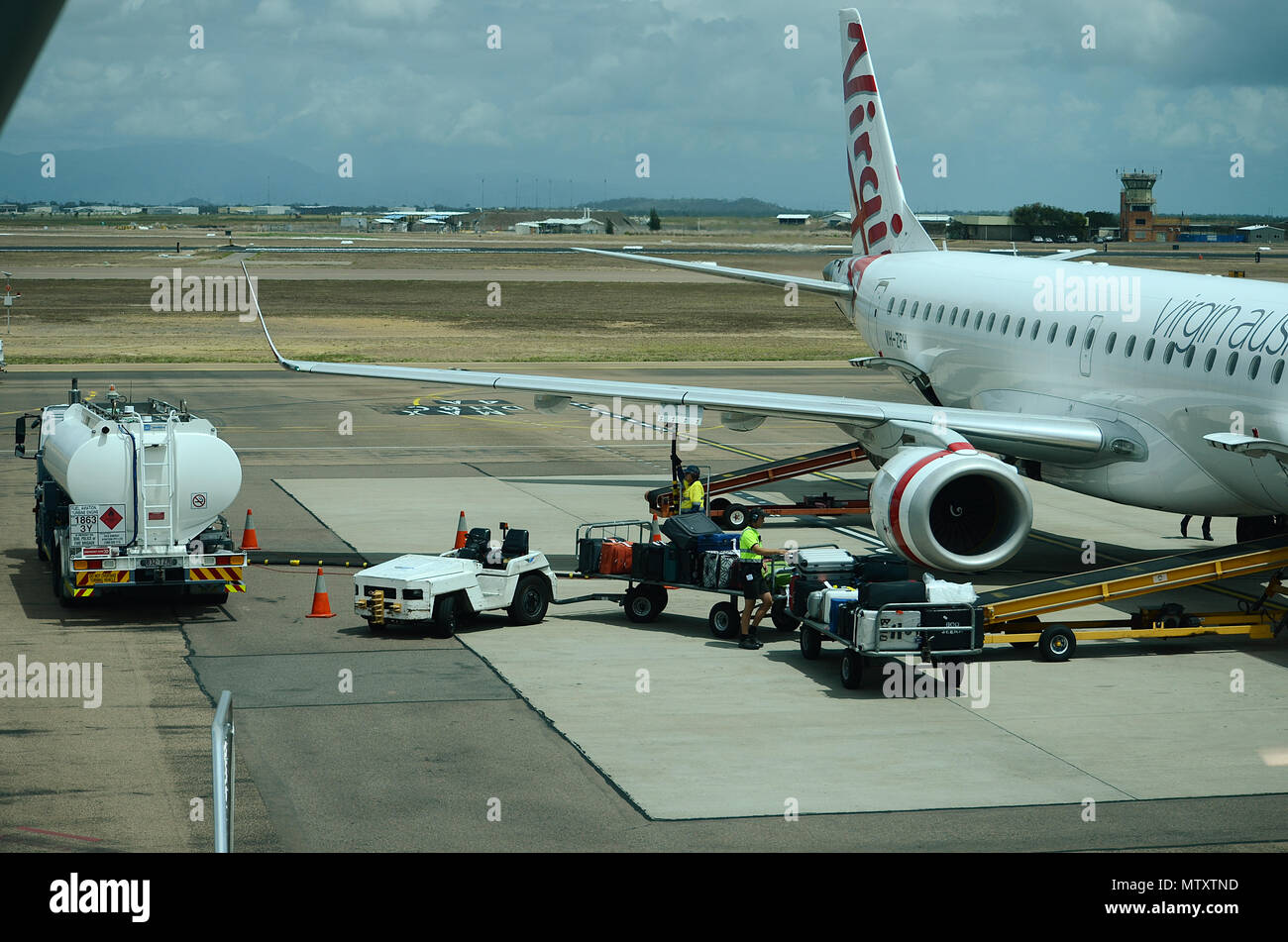 Avión de pasajeros, de equipajes del aeropuerto Foto de stock