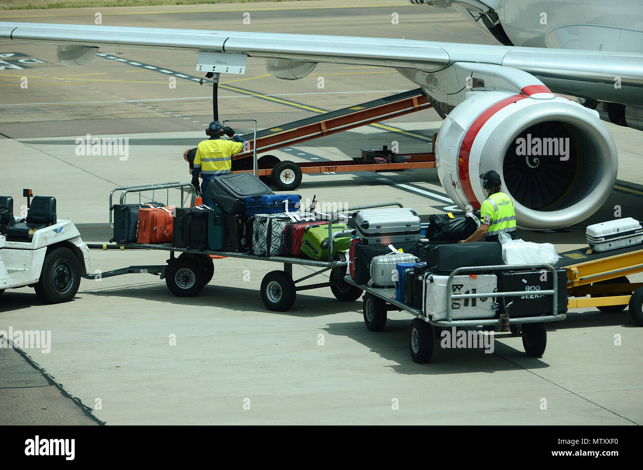El equipaje se cargue en avión de pasajeros Foto de stock