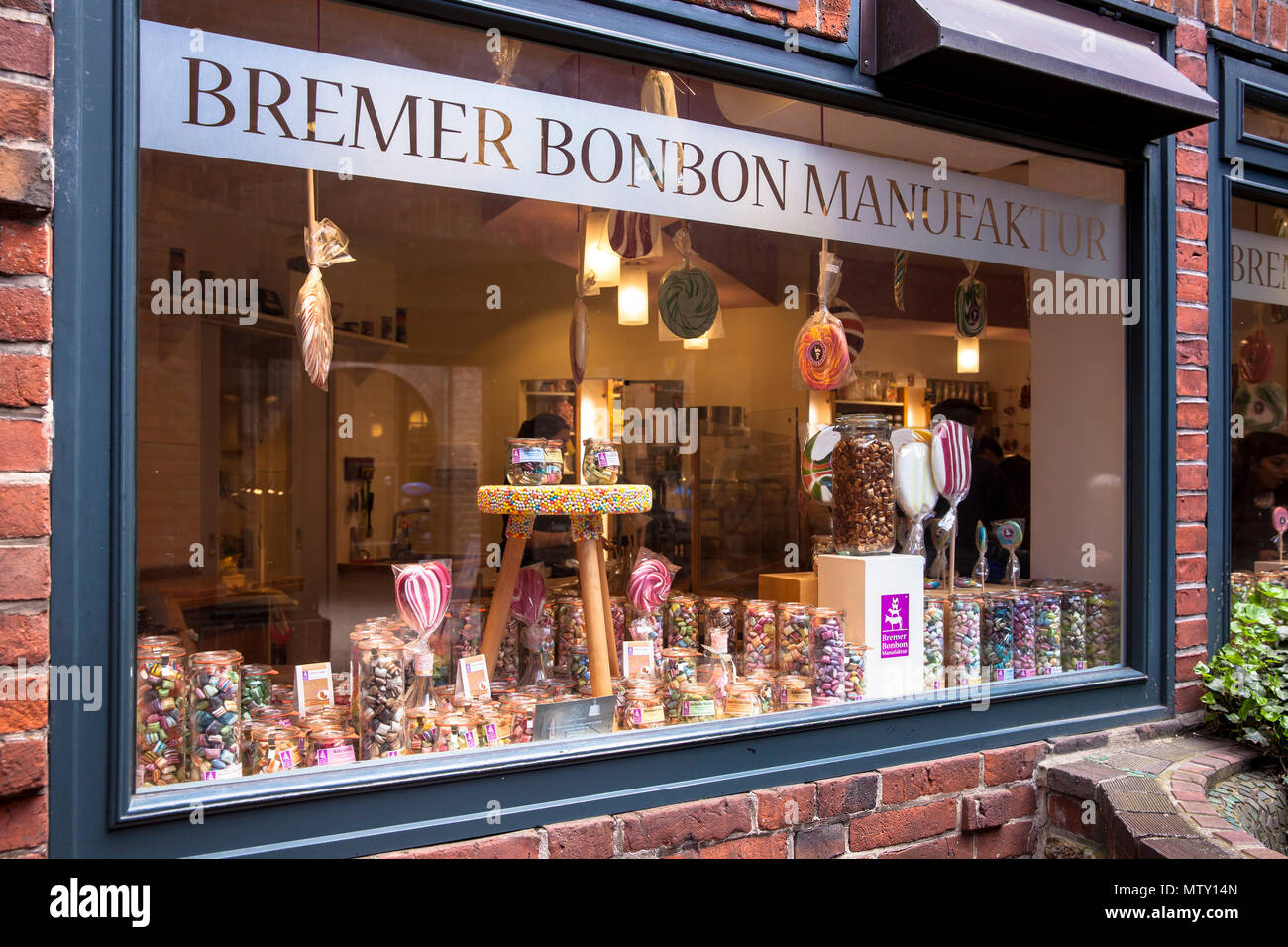 En la tienda de caramelos sobre Boettcherstrasse Handwerkerhof por el arquitecto Bernhard Hoetger, Paula-Becker-Modersohn-House, Bremen, Alemania. Bremer Bonbon Fabr. Foto de stock