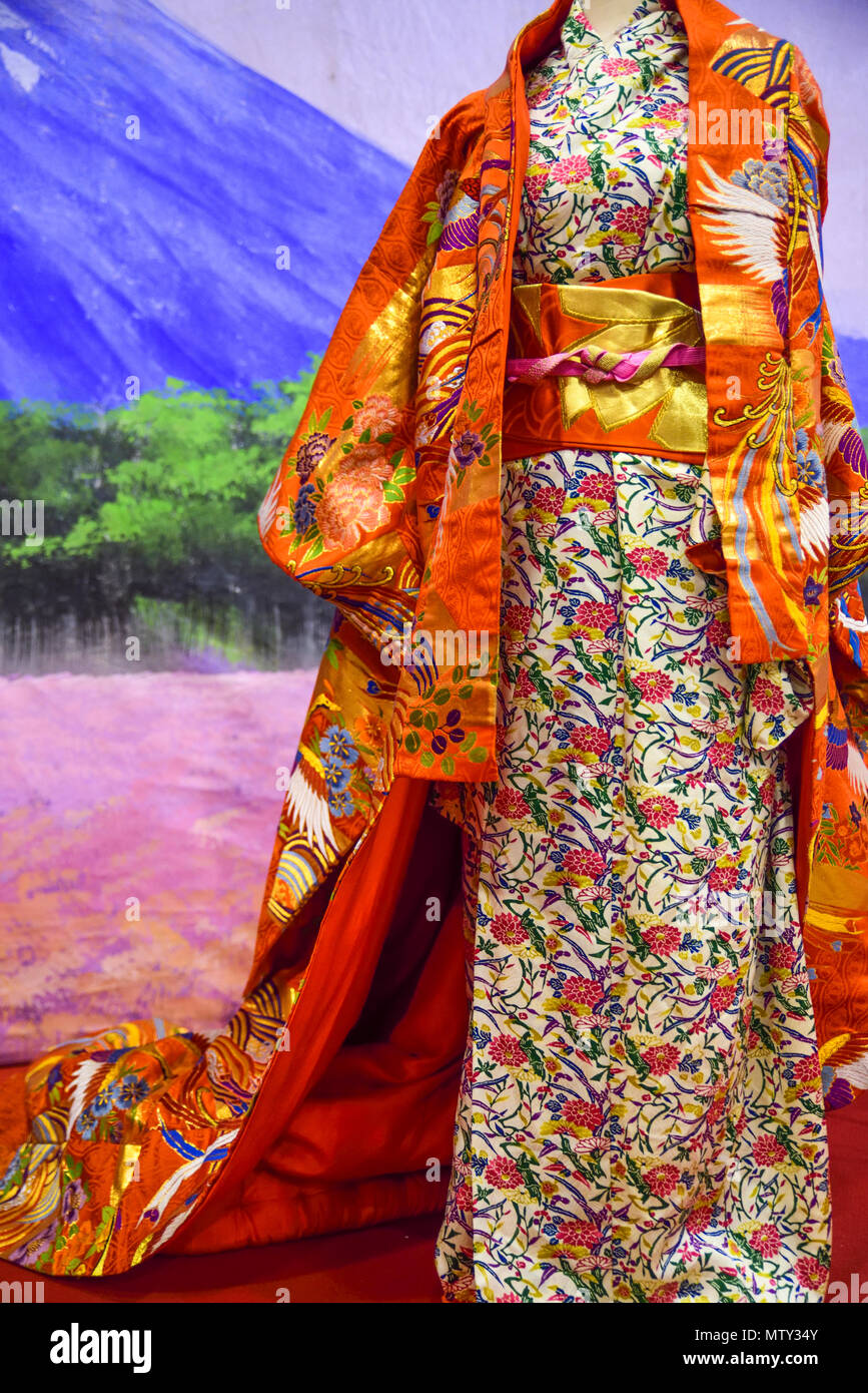Kimono. La vestimenta tradicional japonesa para las mujeres con coloridos  adornos Fotografía de stock - Alamy