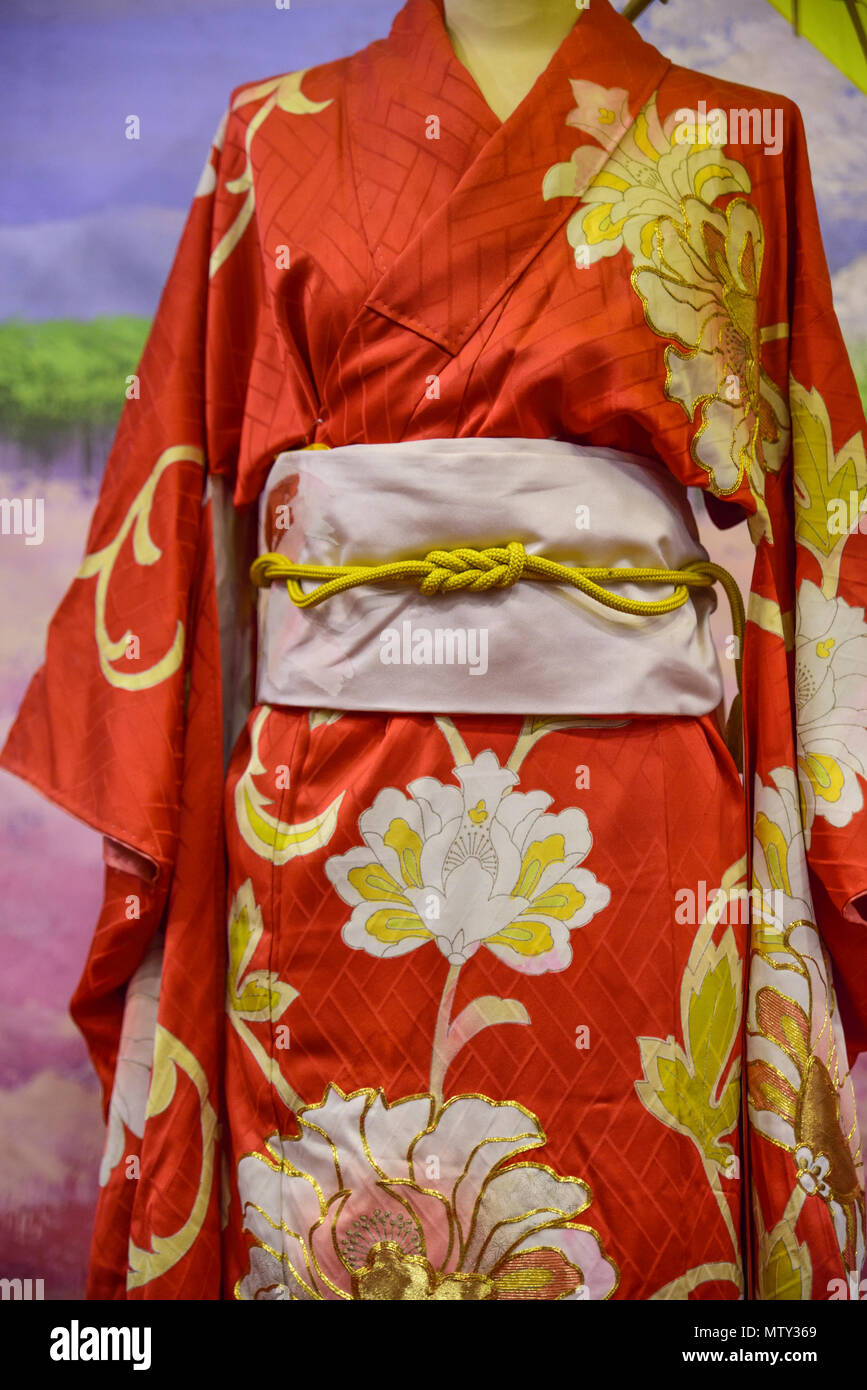 Kimono. La vestimenta tradicional japonesa para las mujeres con coloridos  adornos Fotografía de stock - Alamy