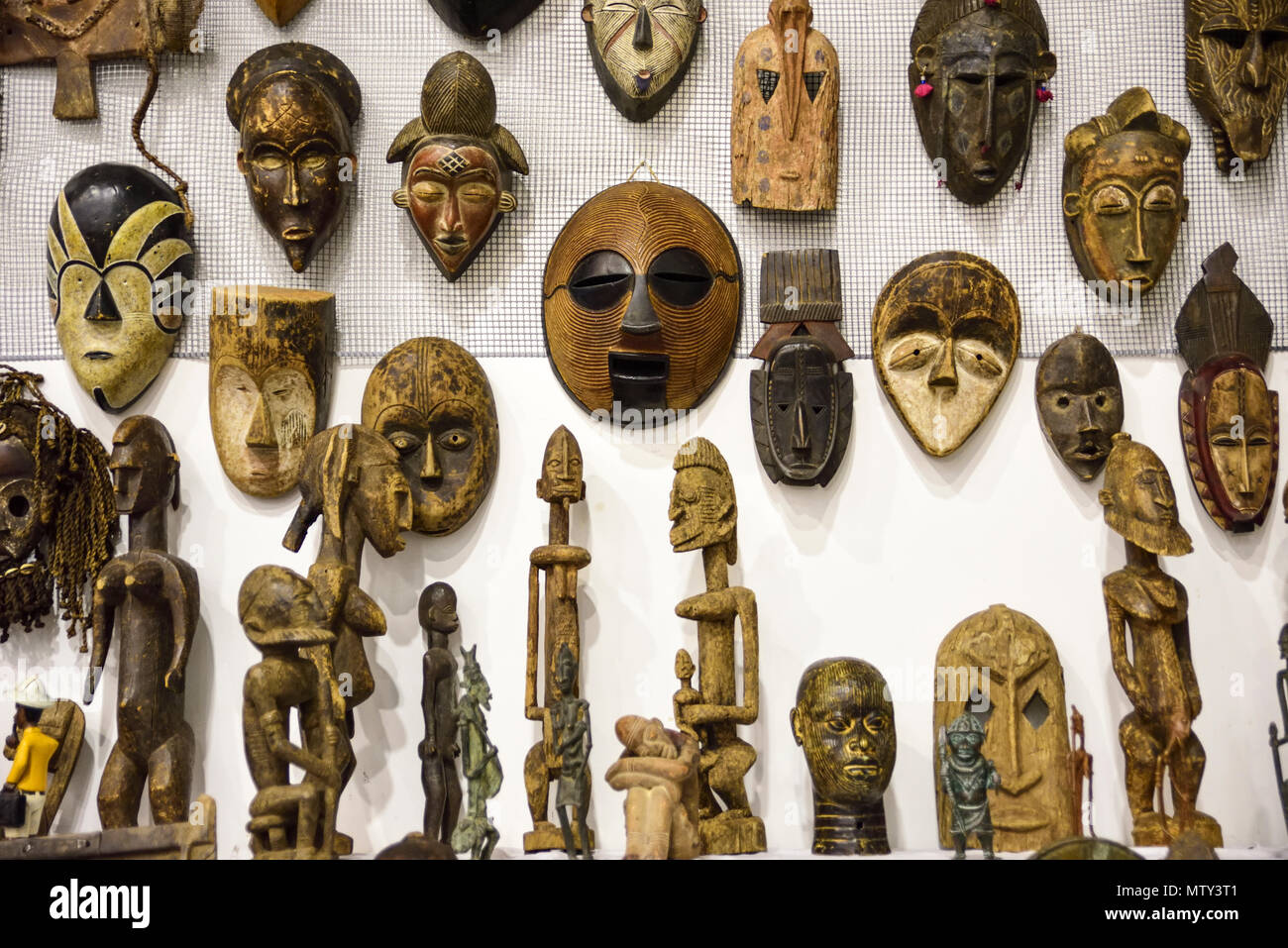 Grupo de orientales y africanos máscaras talladas en madera Fotografía de  stock - Alamy