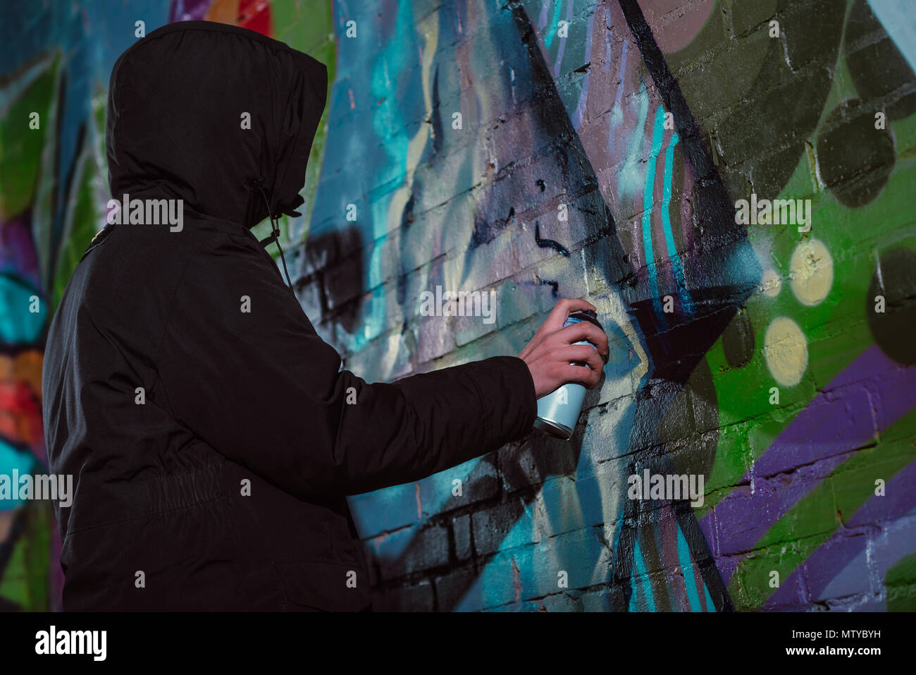 Anonymous Pintadas Con Pintura En Aerosol En La Pared De Noche