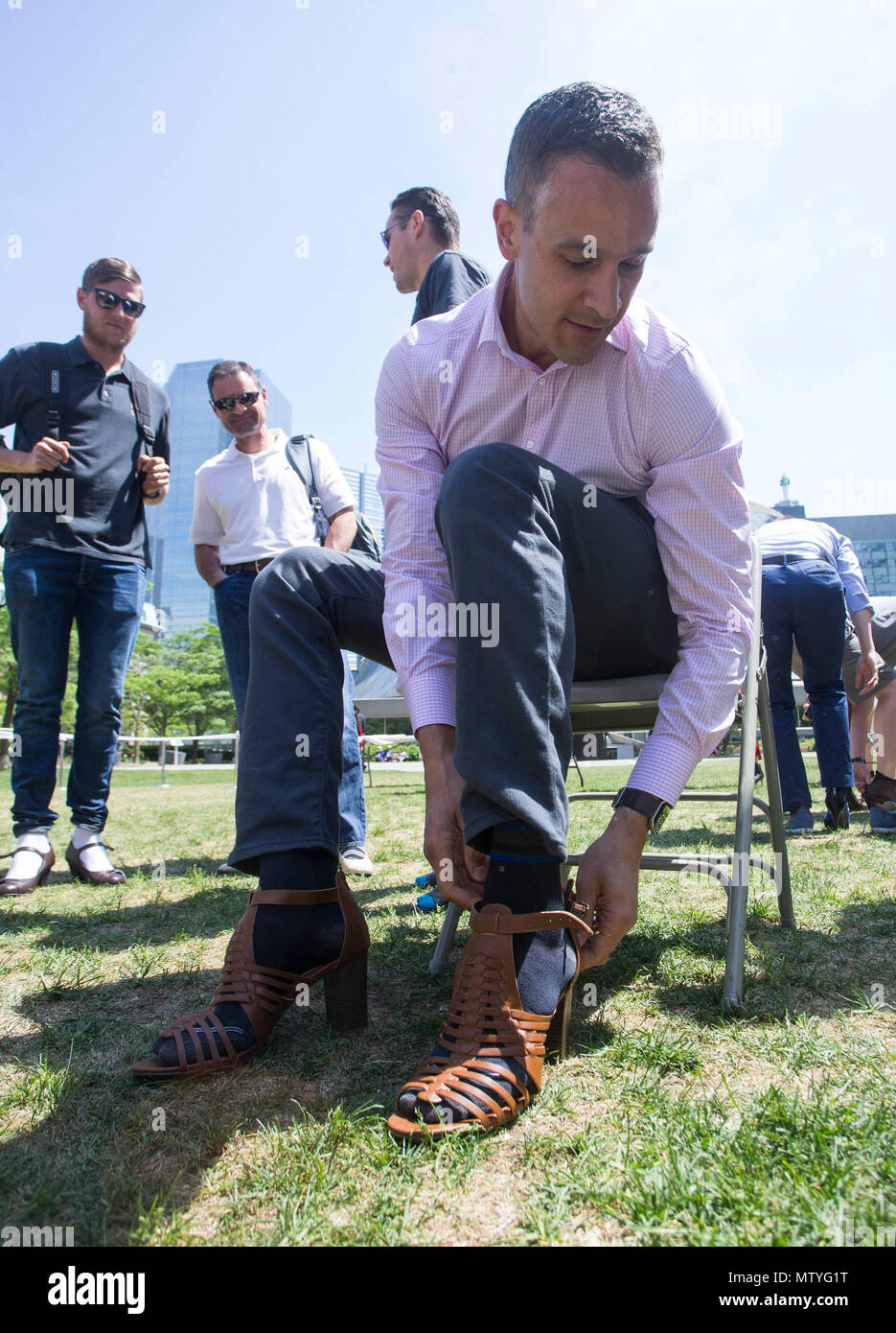 Toronto, Canadá. 30 de mayo de 2018. Un hombre lleva zapatos de tacón alto  durante el 2018 caminar una milla en sus zapatos evento en Toronto, Canadá,  30 de mayo de 2018.