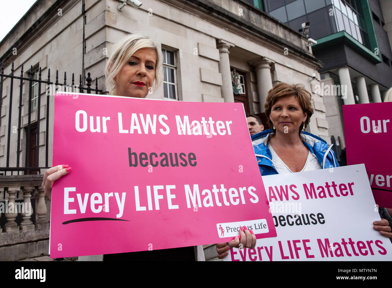 Juzgados Laganside, en Belfast, Irlanda del Norte. El 31 de mayo de 2018. Bernadette Smyth de preciosas-llife dijo: "Este es un desesperado ardid publicitario por estos grupos pro-aborto. No es de extrañar que no tienen sentido para los niños por nacer, indefensos y vulnerables, pero están mostrando un preocupante desprecio por la seguridad de las mujeres, y un desprecio absoluto por la ley. Ms Smyth estaba hablando después del aborto medicamento fue ingerido por Rosa activista en pro-elección protesta de Belfast. Aborto píldoras fueron entregadas a través de un robot de control remoto y posteriormente incautados por la policía durante Foto de stock