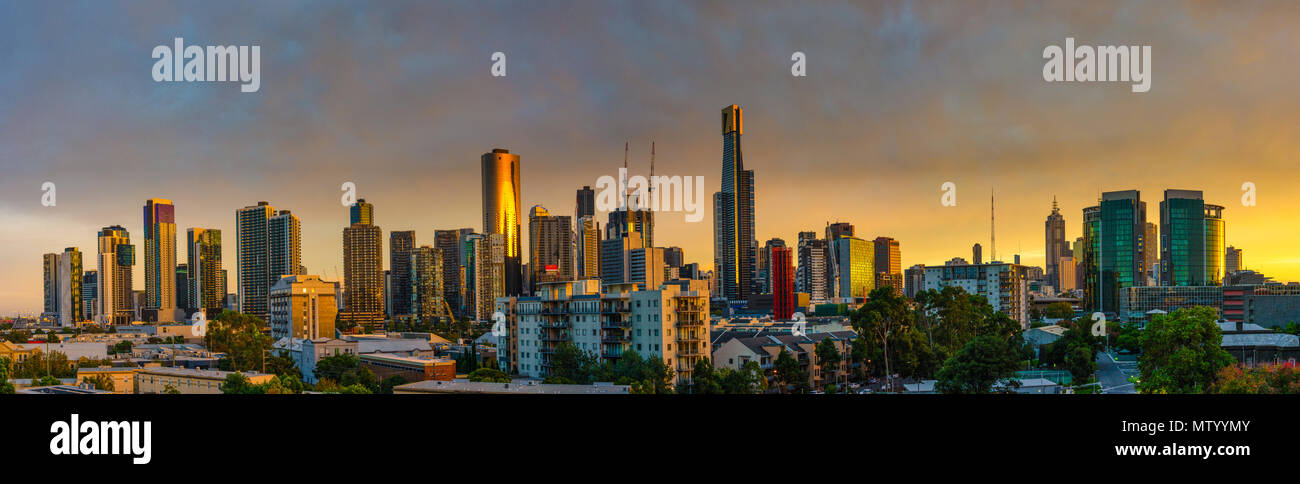 Vistas del horizonte de la ciudad de Southbank al amanecer, Melbourne, Victoria, Australia Foto de stock