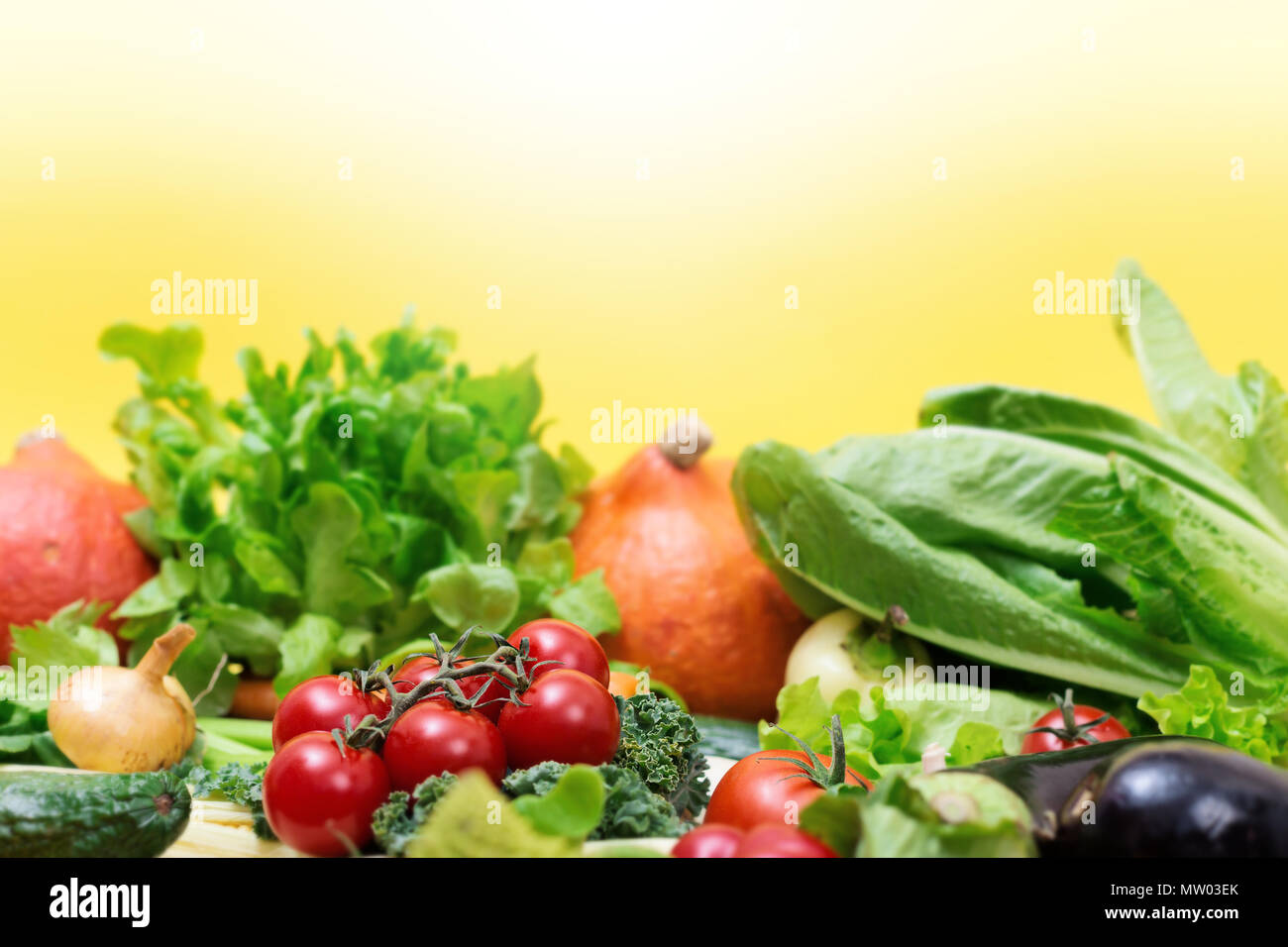 Disposición de las frutas y hortalizas frescas Foto de stock