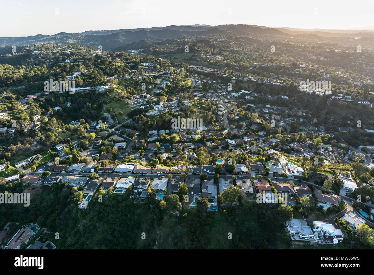 Vista aérea del cañón y residencias en las colinas por encima de Beverly Hills y West Hollywood en Los Ángeles, California. Foto de stock