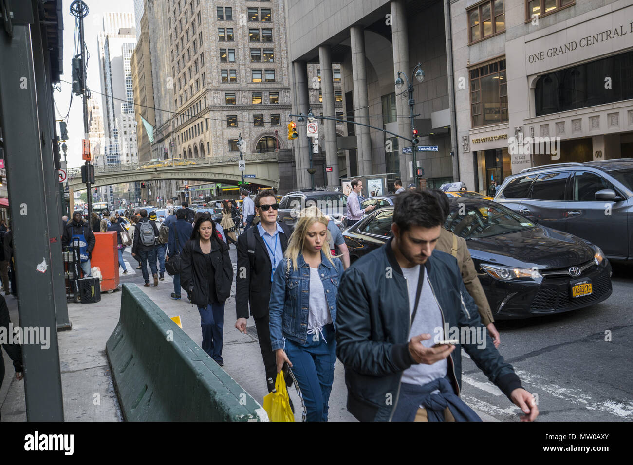 La gente camina hacia el oeste en E. 42th Street, cerca de la Grand Central Terminal en Manhattan, Ciudad de Nueva York. Foto de stock