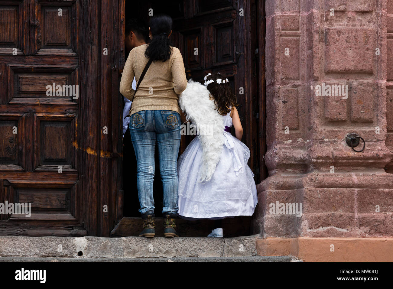 Un ángel entra en la capilla de San Rafael en preparación para la procesión de Viernes Santo Santo Encuentro - SAN MIGUEL DE ALLENDE, MÉXICO Foto de stock