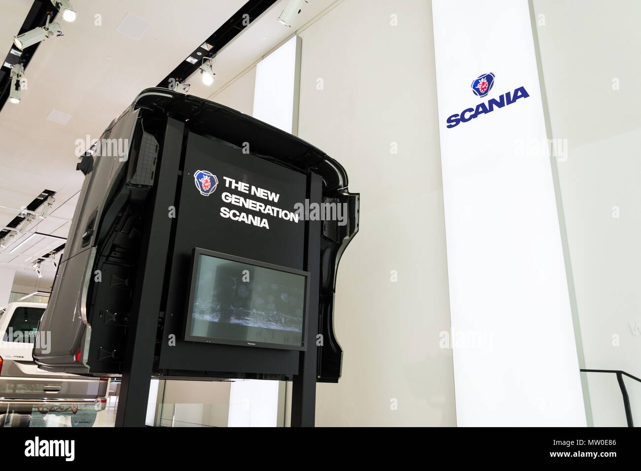 Berlín, Alemania - 15 de mayo de 2018: Scania el logotipo de la empresa en la cabina de la carretilla en el Grupo Volkswagen foro duro el 15 de mayo de 2018, en Berlín, Alemania. Foto de stock