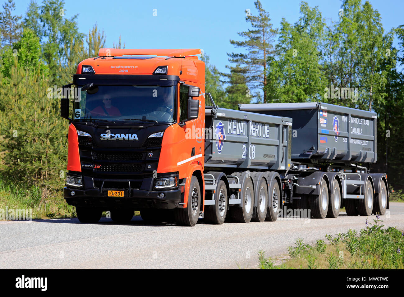 Próxima generación de naranja Scania R650 XT grava combinación carretilla  test driven en Spring Forest Road en Scania Tour 2018 En Lohja, Finlandia -  25 de mayo de 2018 Fotografía de stock - Alamy