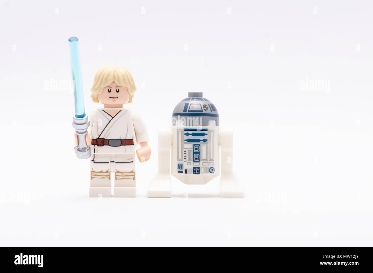 La mini figura de Luke Skywalker sosteniendo el sable de luz con r2d2. Lego  minifigures son fabricados por el Grupo Lego Fotografía de stock - Alamy