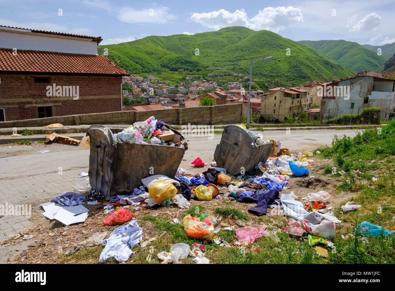Y lleno de basura contenedores de basura en la carretera, Pogradec en el lago Ohrid, Korca región, Albania Foto de stock
