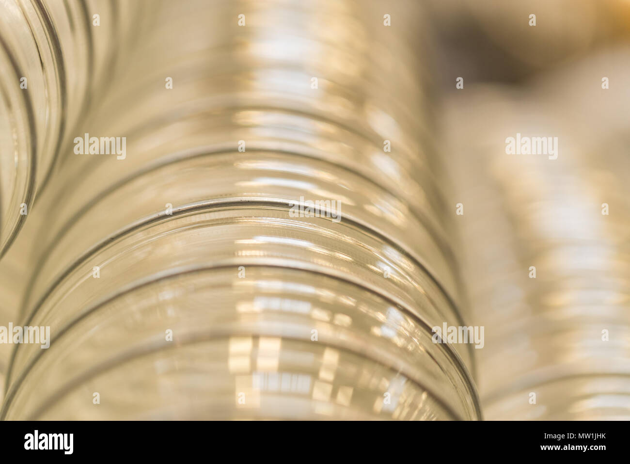 Primer plano de plástico transparente tubo corrugado Fotografía de stock -  Alamy