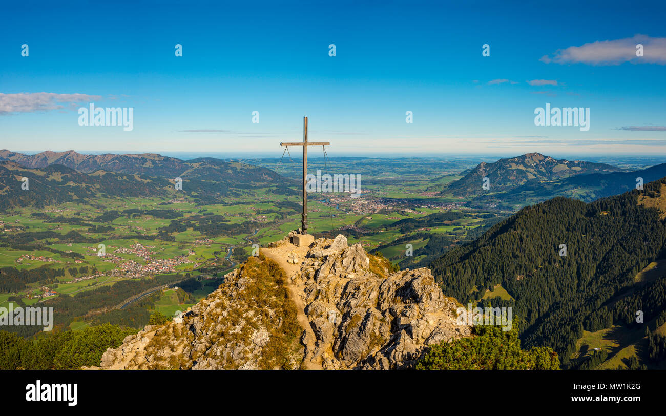 Panorama desde Rubihorn, 1957m, el pico Cruz, vista en el valle Illertal Allgäu, Baviera, Alemania Foto de stock