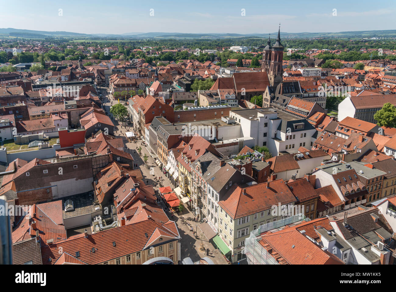 Vista de la ciudad vieja con la zona peatonal y de la iglesia San Johannis, Göttingen, Baja Sajonia, Alemania Foto de stock