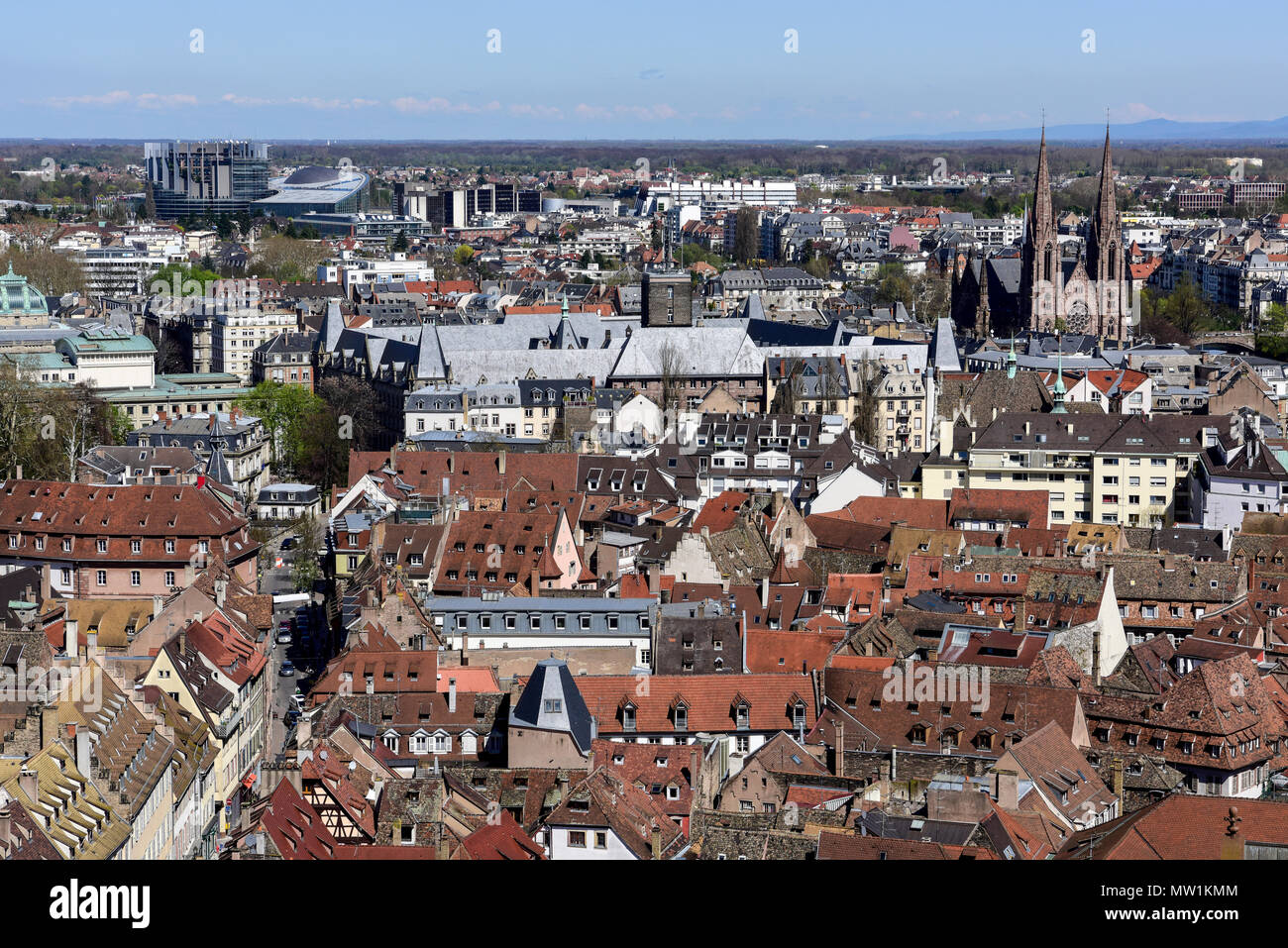 Vista de la ciudad con el casco antiguo de la ciudad, detrás del Parlamento y la iglesia de San Pablo, Estrasburgo, Francia Foto de stock
