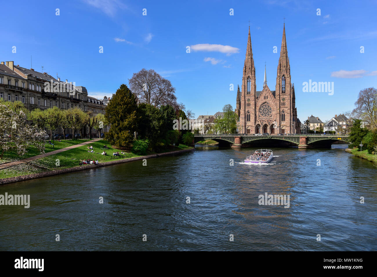 La Iglesia de San Pablo en el del río Ill, Estrasburgo, Alsacia, Francia Foto de stock