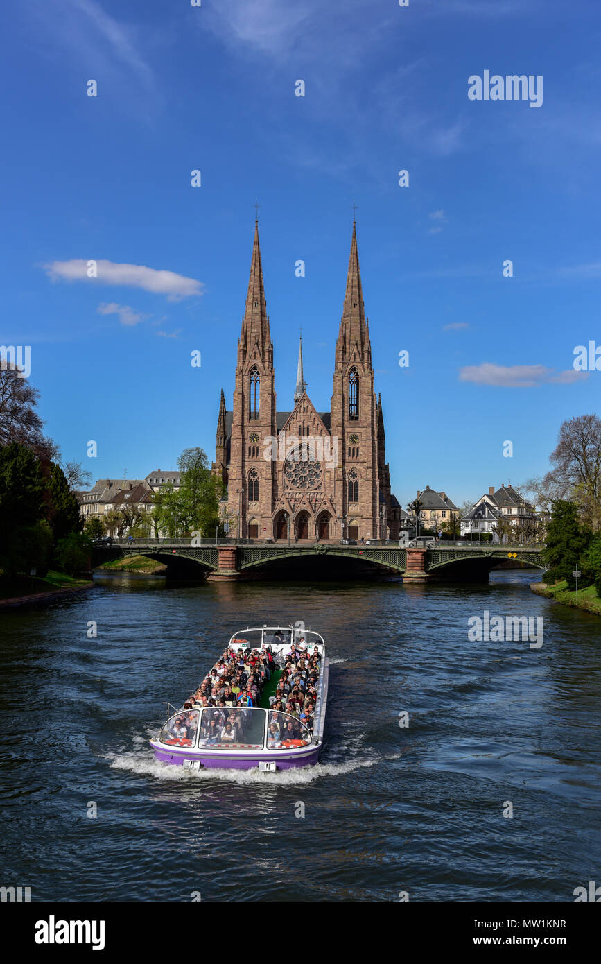 Barco turístico en río Ill con la Iglesia de San Pablo, Estrasburgo, Alsacia, Francia Foto de stock