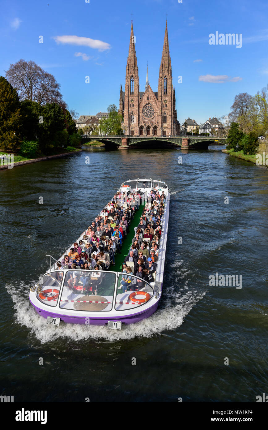 Barco turístico en río Ill con la Iglesia de San Pablo, Estrasburgo, Alsacia, Francia Foto de stock