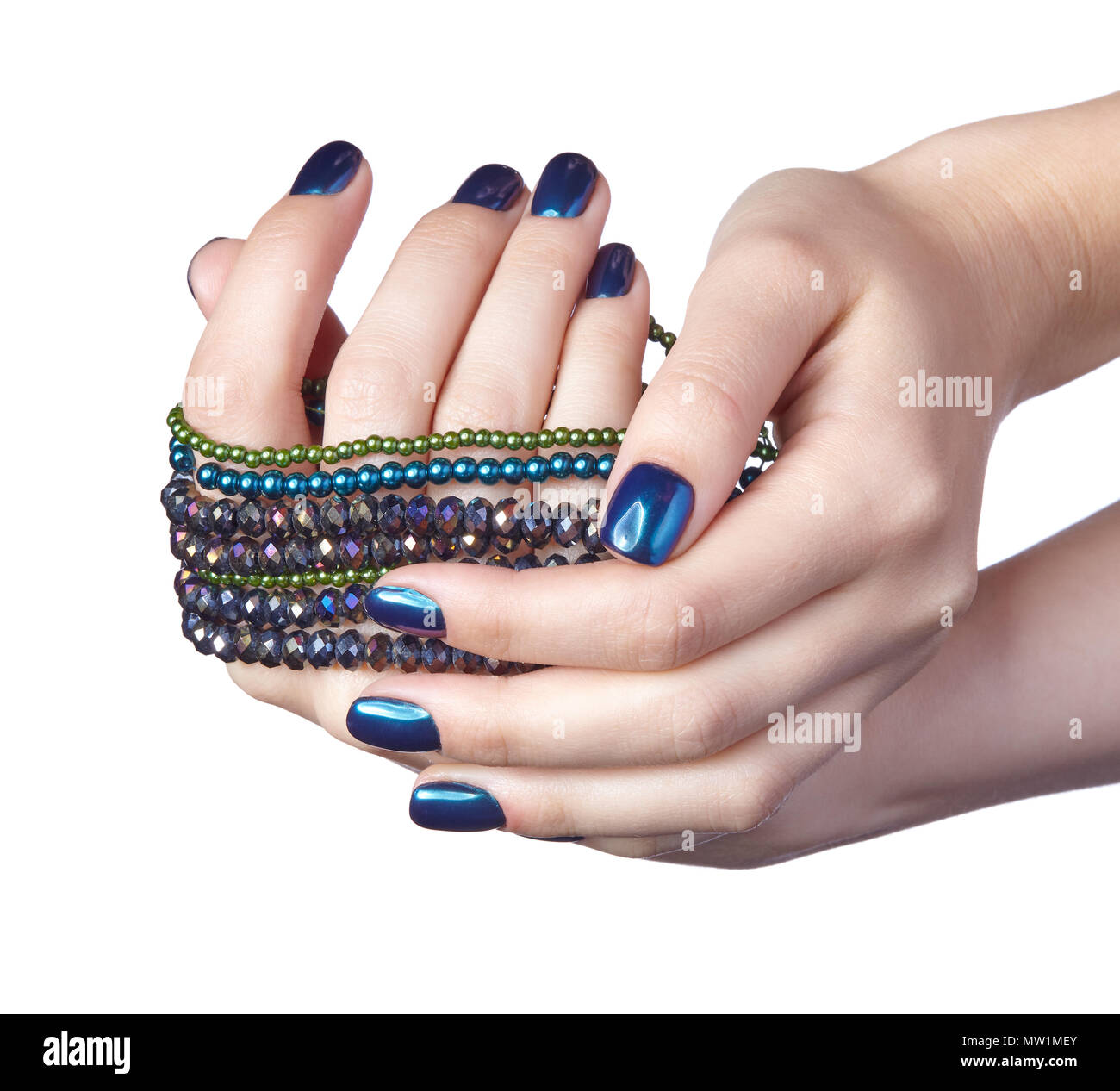 Mujer con traje joyería cordones. Hembra azul brillante los dedos con uñas  manicura. Chica manos con bijouterie aislado sobre fondo blanco Fotografía  de stock - Alamy