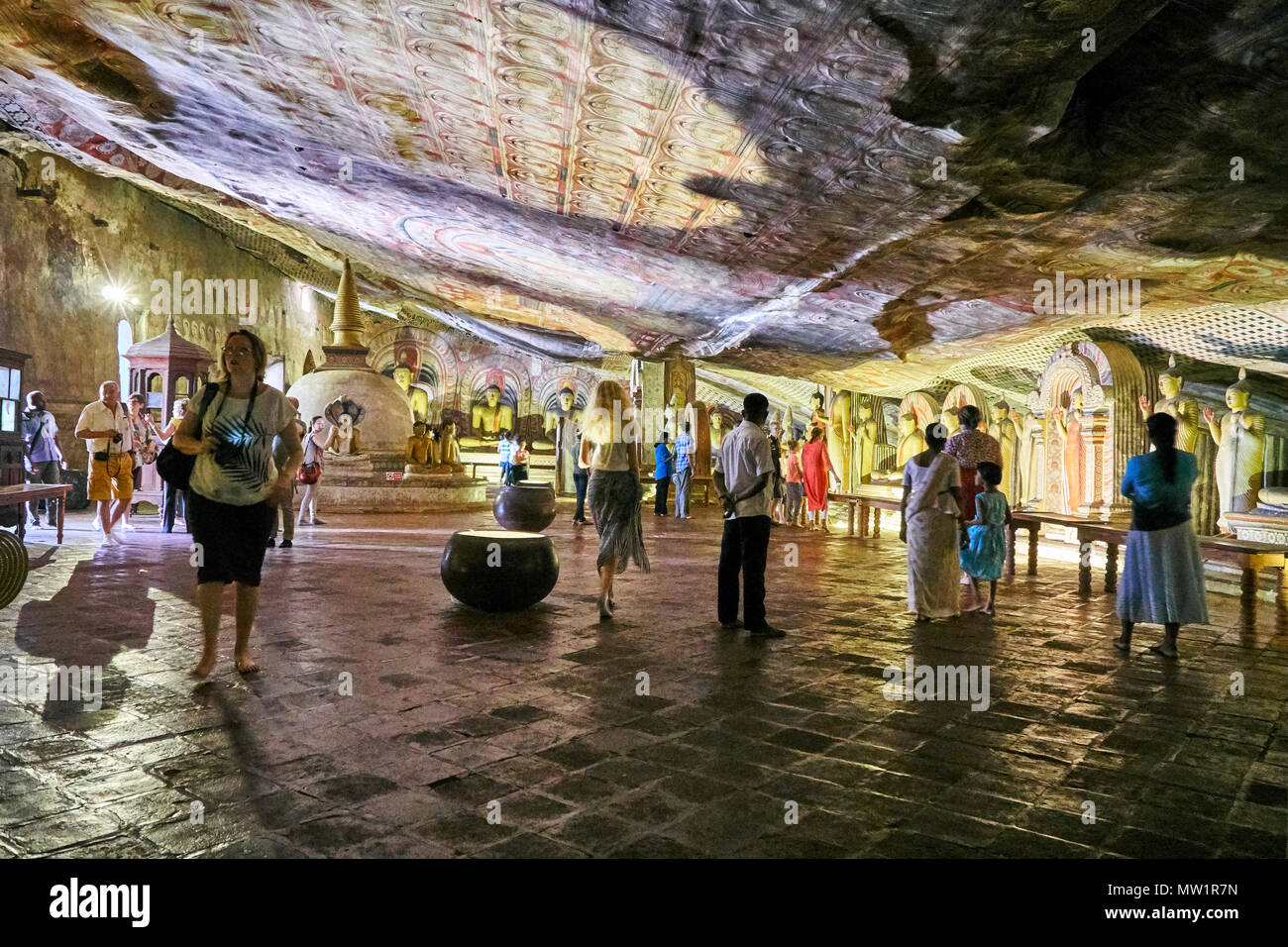 Estatuas de Buda dentro del Templo de la Cueva Dambulla, Distrito Matale, Sri Lanka Foto de stock