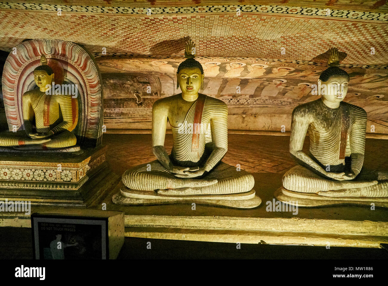 Estatuas de Buda dentro del Templo de la Cueva Dambulla, Distrito Matale, Sri Lanka Foto de stock