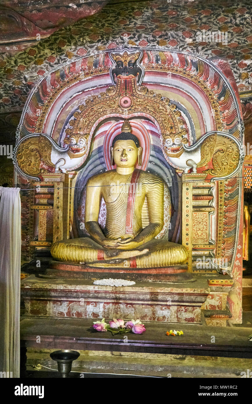 Estatuas de Buda dentro del Templo de la Cueva Dambulla, Distrito Matale, Sri Lanka Foto de stock