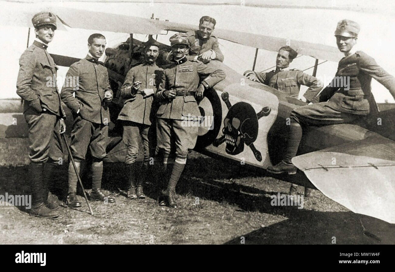. Inglés: el WWI Ace (Centro Italiano con la tapa) plantea con los pilotos de la 91ª Squadriglia junto a su Spad XIII. Tres de sus 20 victorias fueron anotadas mientras volaba el Spad XIII . antes de 1918. Unknown 596 El italiano WWI Ace Foto de stock