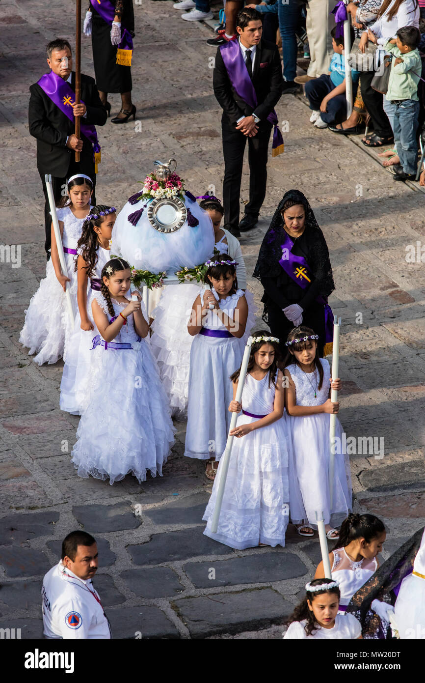 Las jóvenes mexicanas vestidos como ángeles caminar en la procesión del  Viernes Santo, conocido como el Santo Entierro, en el oratorio - IGLESIA DE  SAN MIGUEL DE ALLENDE, MÉXICO Fotografía de stock -