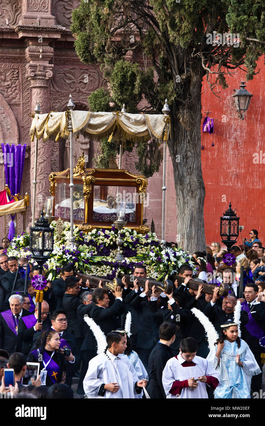 Los hombres mexicanos llevan una estatua de Jesús en un ataúd en la procesión del Viernes Santo, conocido como el Santo Entierro, desde el oratorio - IGLESIA DE SAN MIGUEL DE UN Los hombres mexicanos llevan una estatua de Jesús en un ataúd en la procesión del Viernes Santo, conocido como el Santo Entierro, desde el oratorio - IGLESIA DE SAN MIGUEL DE UN
