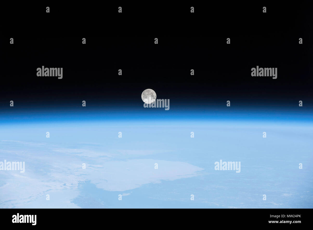 Luna sobre la tierra, desde la ISS Foto de stock