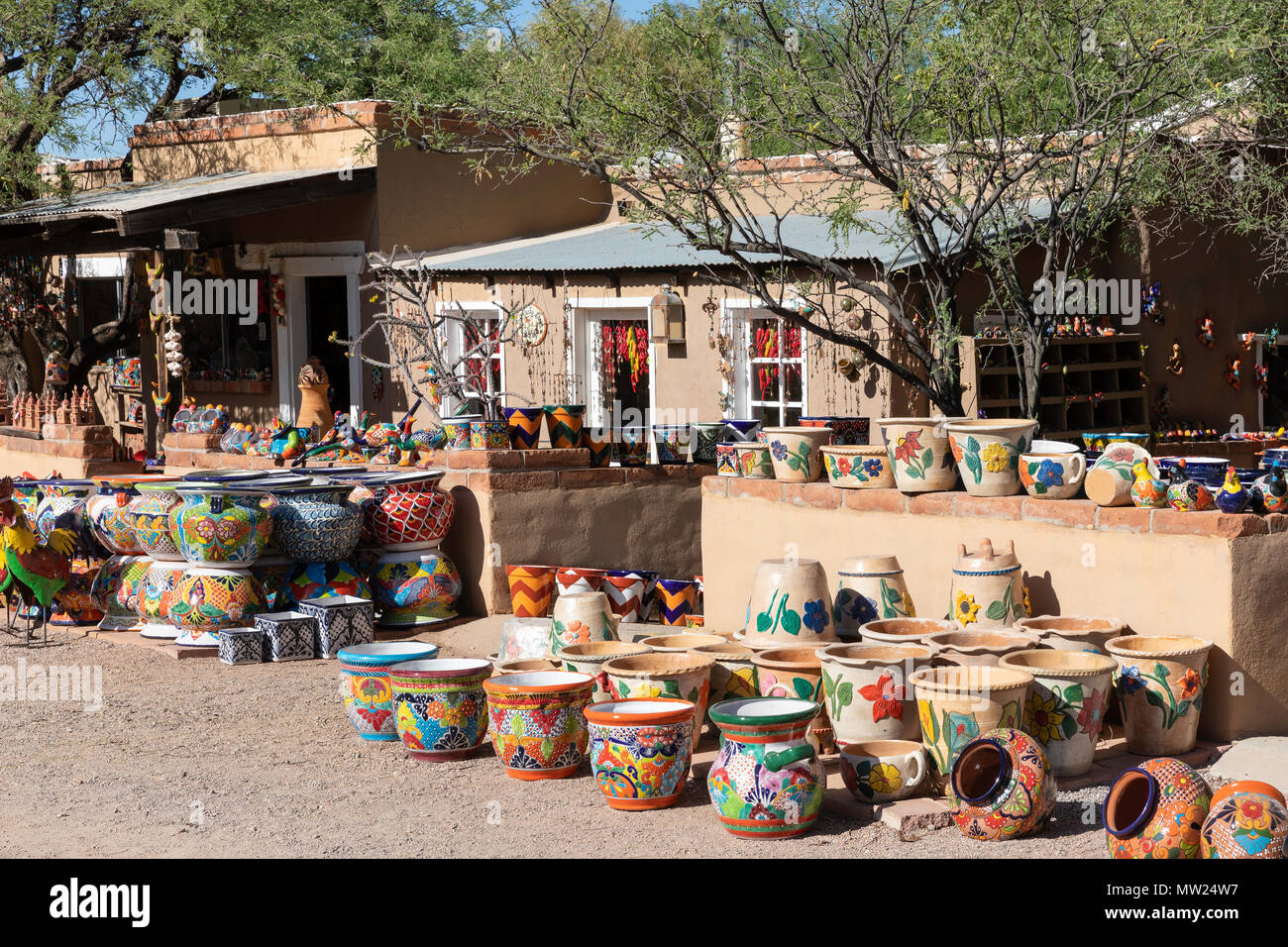 Talavera coloridas macetas para venta, Tubac, Arizona Foto de stock