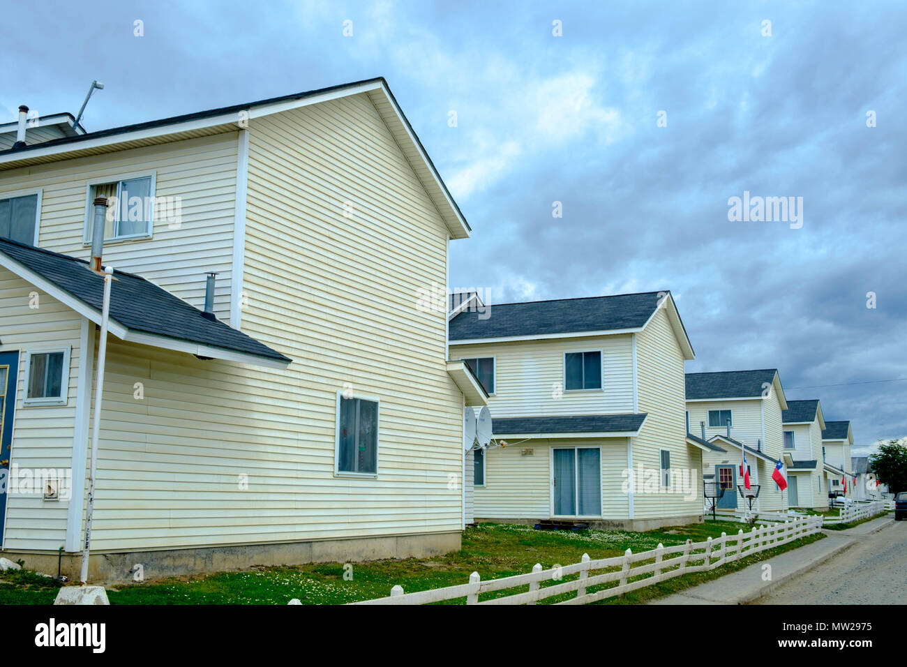 Un barrio militar con casas idénticas en Puerto Williams, en el extremo sur de Chile. Es la ciudad más austral del mundo. Foto de stock