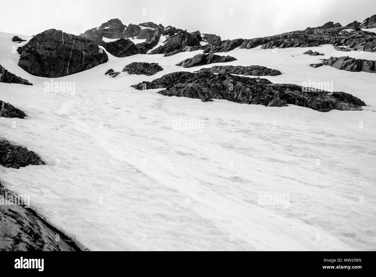 Huellas en la nieve del glaciar Martial llegar a la cima de la montaña. El glaciar se encuentra cerca de Ushuaia y ofrece panorámicas únicas. Foto de stock