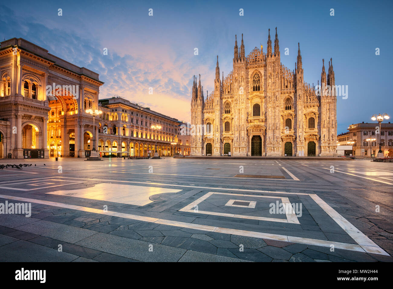 Milán. Imagen del paisaje urbano de Milán, Italia, con la catedral de Milán durante el amanecer. Foto de stock