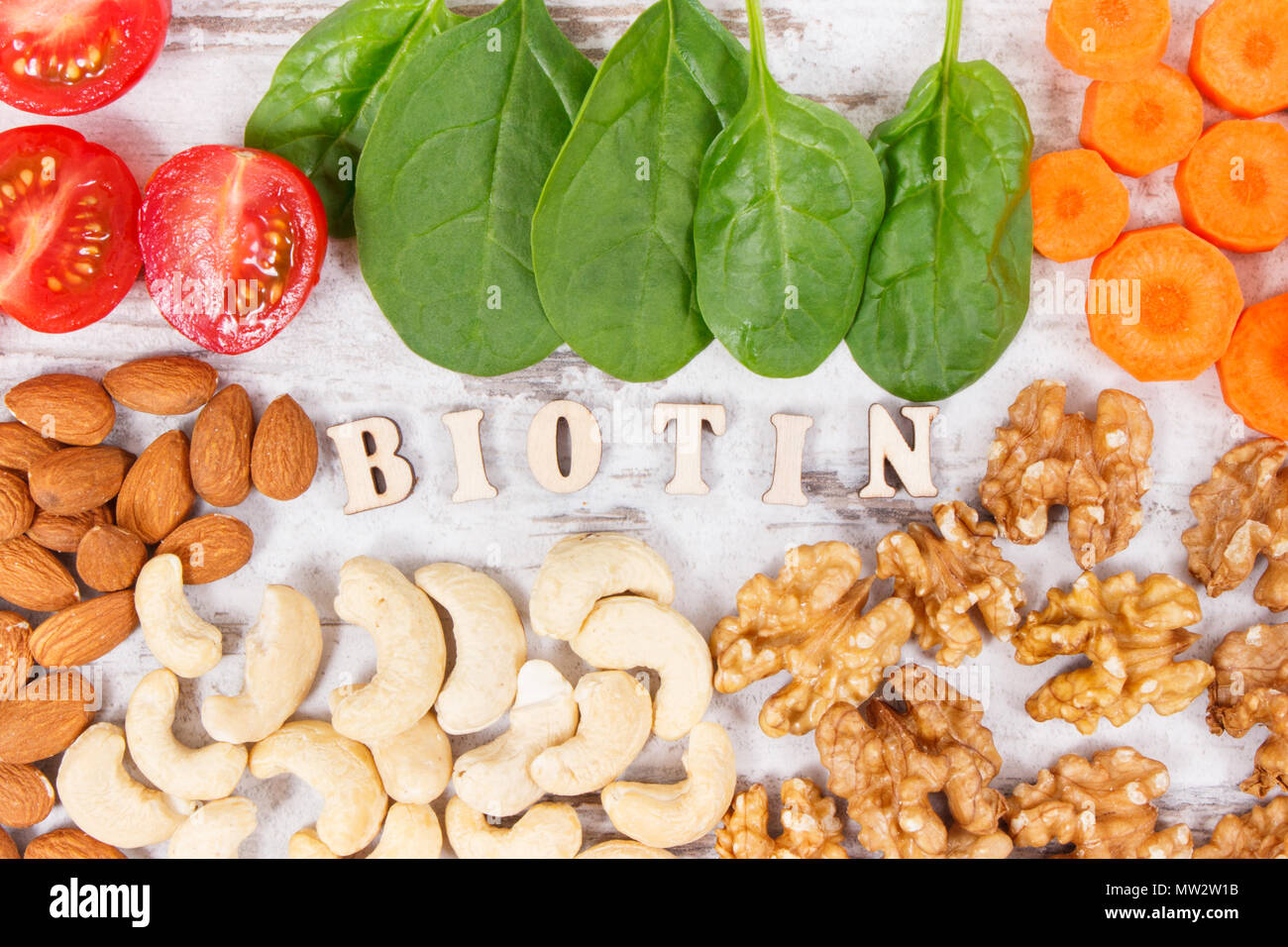 Inscripción de la biotina con productos nutritivos que contienen vitamina B7 y fibra dietética, fuentes naturales de minerales, concepto de nutrición saludable Foto de stock