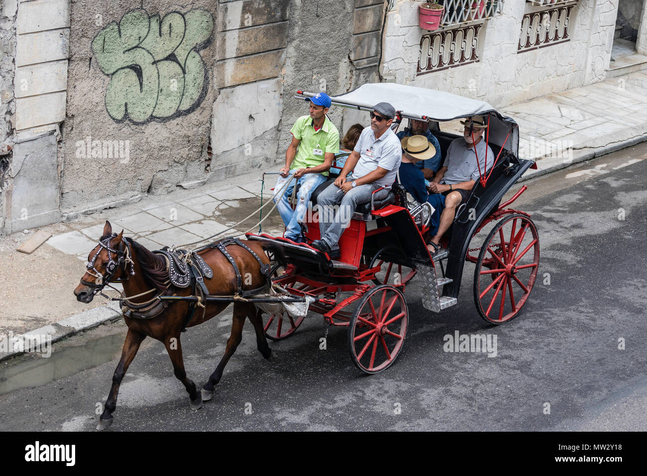 Las carretas tiradas por caballos, conocida localmente como entrenadores para alquilar en La Habana, Cuba Foto de stock