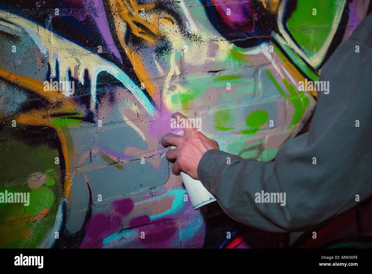 Vista Recortada Del Artista Callejero Pintadas Con Pintura En